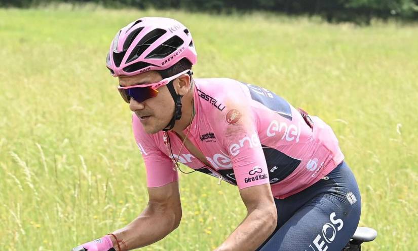 Richard Carapaz defiende con éxito la Maglia Rosa en la etapa 15 y sigue líder en el Giro de Italia