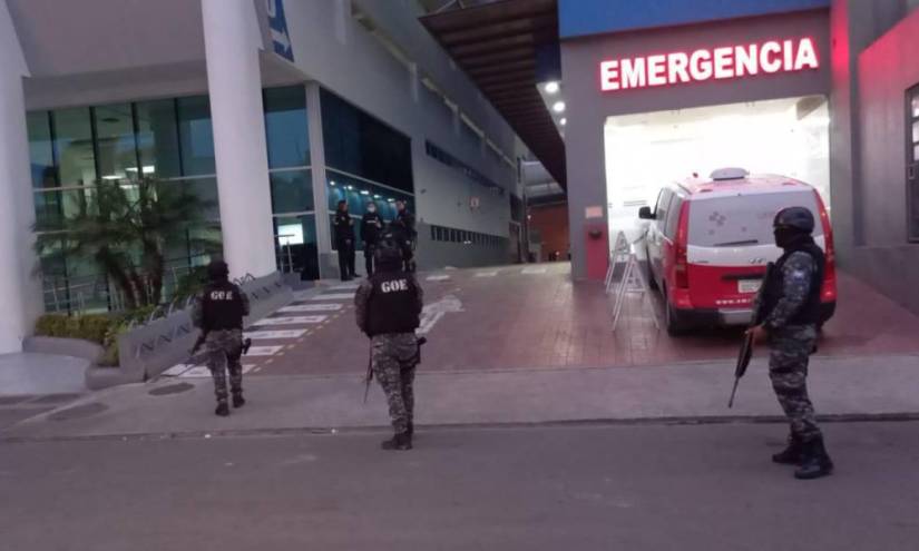 Personal especializado de la Policía Nacional resguarda las instalaciones del Omni Hospital, donde el 11 de enero sujetos con fusiles ingresaron a matar a Carlos Kada.