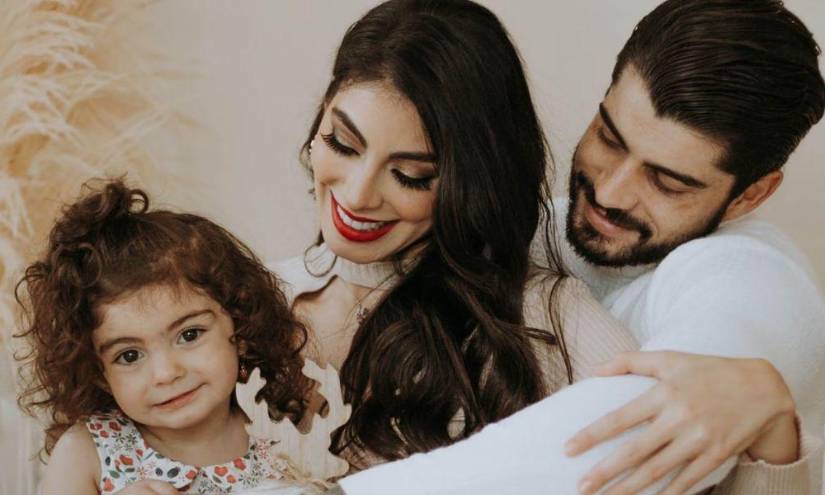 Virginia Limongi posando en una foto grupal junto a su esposo, Cezar Augusto y su pequeña hija Virginia María.