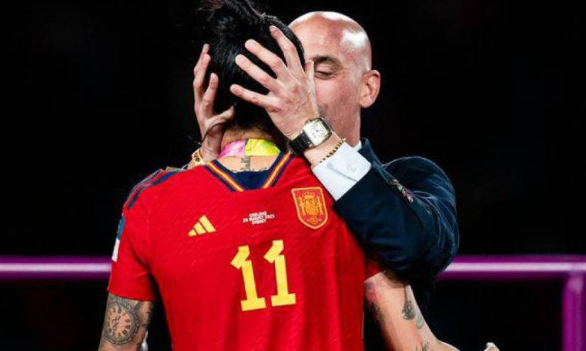 Momentos del beso entre Luis Rubiales y Jenni Hermoso.