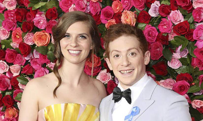 Ethan Slater y Lilly Jay junto antes de que el actor le ponga fin a la relación para posteriormente establecer un vínculo con la artista pop, Ariana Grande.