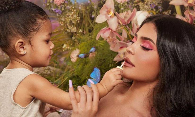 Kylie Jenner exitosa empresaria y estrella del reality show familiar The Kardashian junto a su hija Stormi en una imagen de archivo.