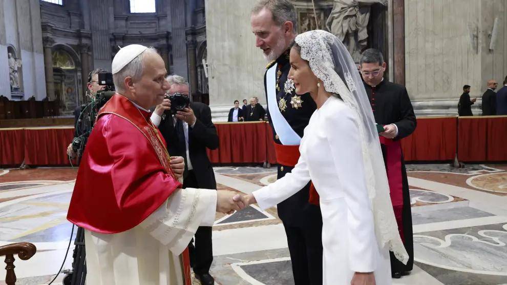 La reina Letizia ejerce el privilegio de usar blanco en la misa inicial de León XIV