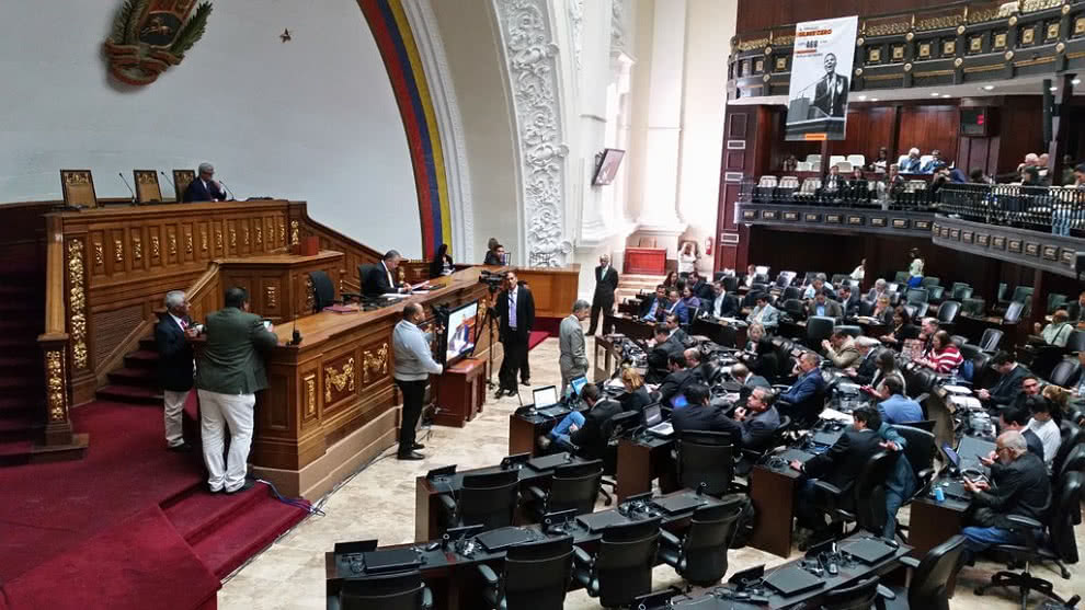 Parlamento venezolano declara ilegítimo a Maduro