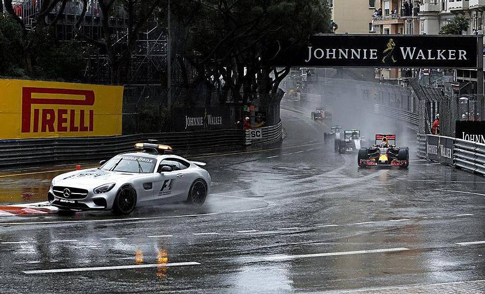 Bandera roja por la lluvia en la salida del GP de Mónaco