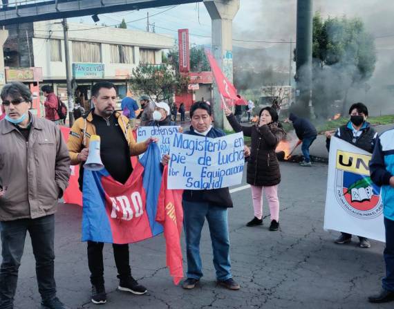 Los maestros quemaron llantas en la entrada de Quito.
