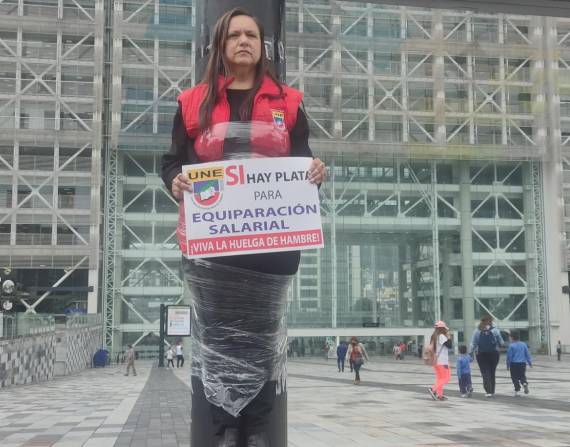 Isabel Vargas, presidenta de la UNE, se ata a un poste en la Plataforma Gubernamental.