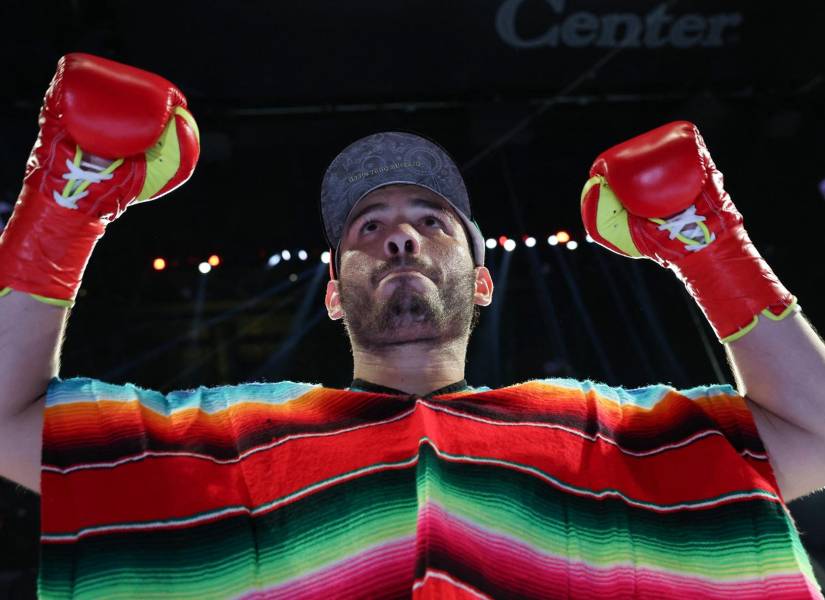Julio César Chávez Jr., de México, entra al ring antes de su combate de boxeo en peso crucero contra Jake Paul, de Estados Unidos, en el Honda Center de Anaheim, California, el 28 de junio de 2025.