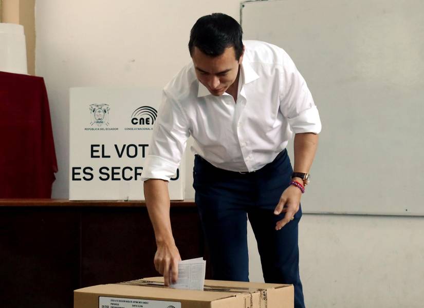 El presidente Daniel Noboa vota en la Consulta Popular del 21 de abril de 2024.