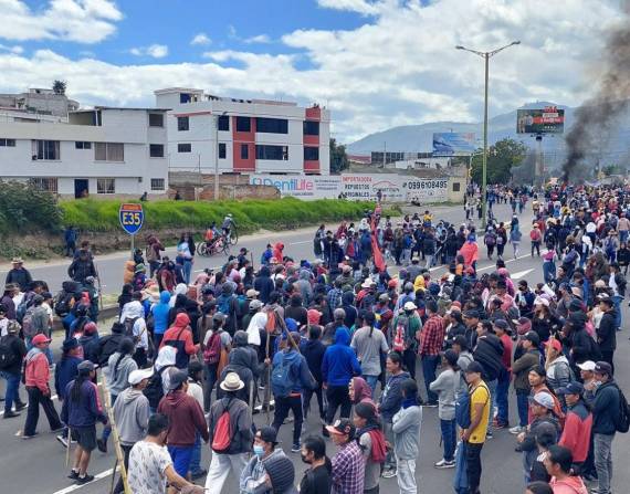Los manifestantes avanzan hacia Ibarra.