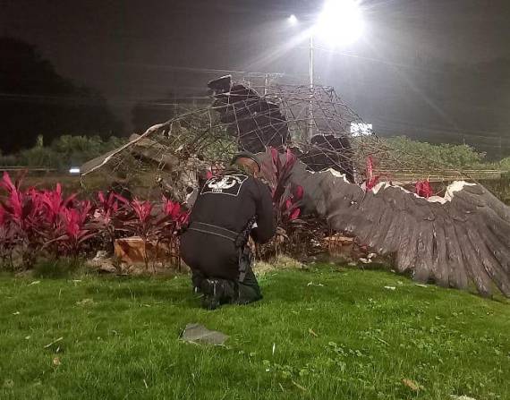 El monumento del Águila fue destruido. Se ubica en el en la av. Quito, Km 2, diagonal al parque de la juventud.