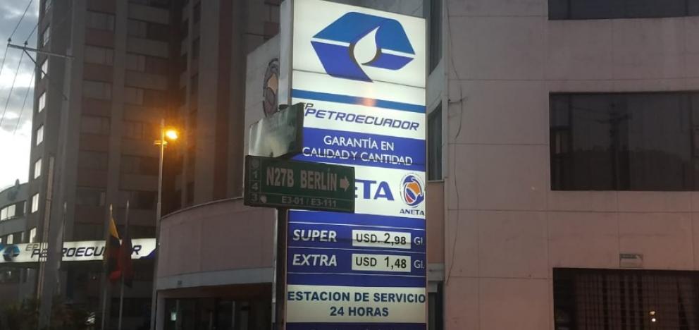 Precio de gasolina Súper bajó este mes en Ecuador