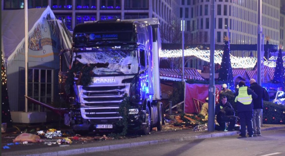 Al menos nueve muertos al irrumpir un camión en un mercadillo de Berlín