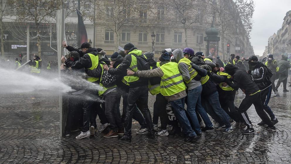 Los &quot;chalecos amarillos&quot; protestan en París para presionar al gobierno