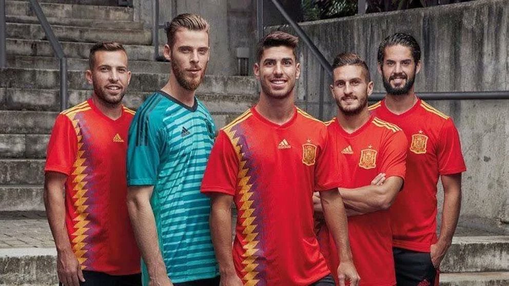 La nueva camiseta mundialista de España genera polémica