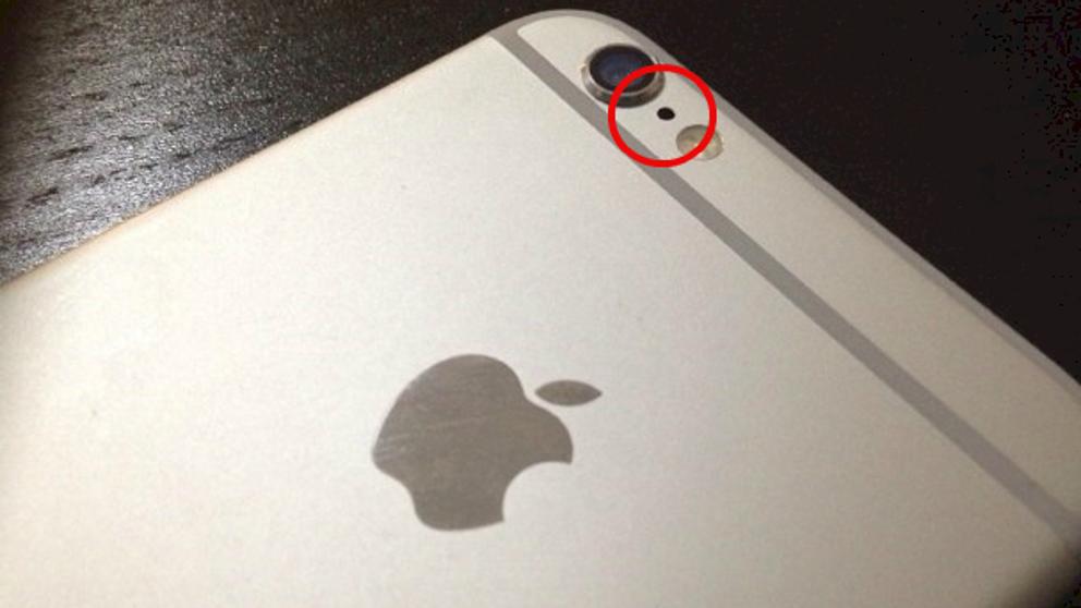 ¿Para qué sirve el agujero entre la cámara y el flash del iPhone?