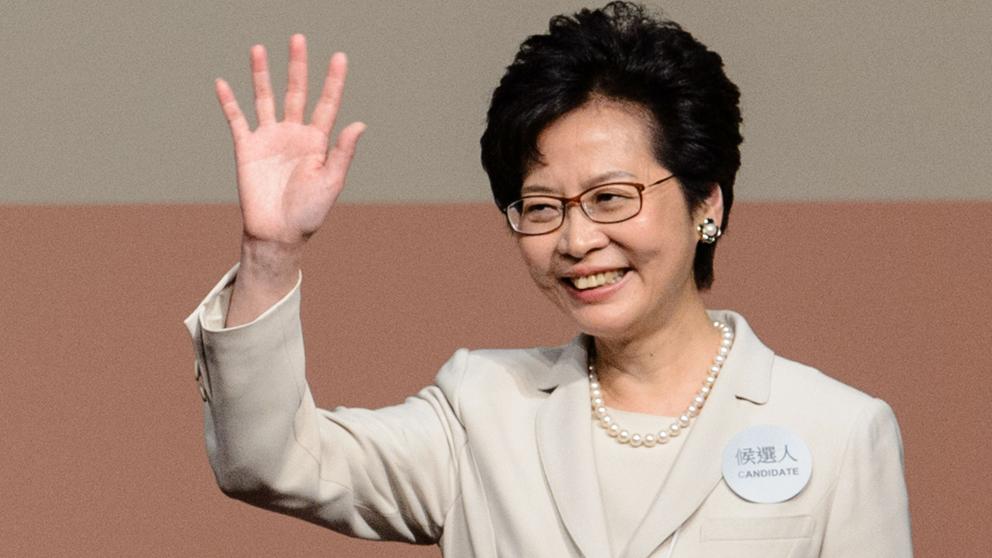 Carrie Lam, apoyada por Pekín, designada nueva jefa ejecutiva de Hong Kong