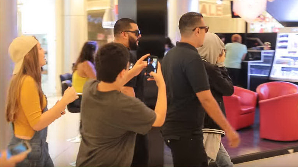 Una youtuber se disfrazó de Justin Bieber y todo se salió de control en un centro comercial