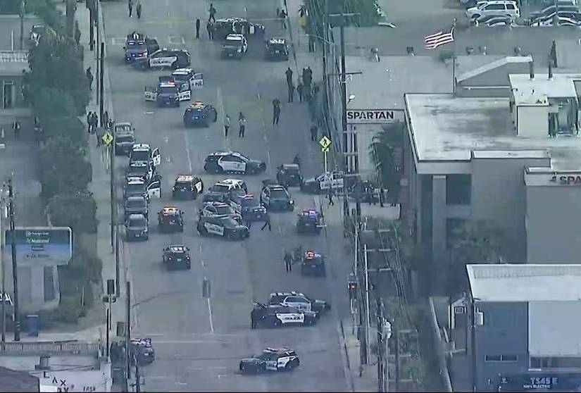 Oficiales de policía tras el llamado de emergencia en el Spartan College.