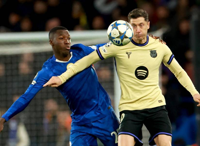 Moisés Caicedo dominó el mediocampo durante el encuentro entre el Chelsea y el FC Barcelona en la Champions League.