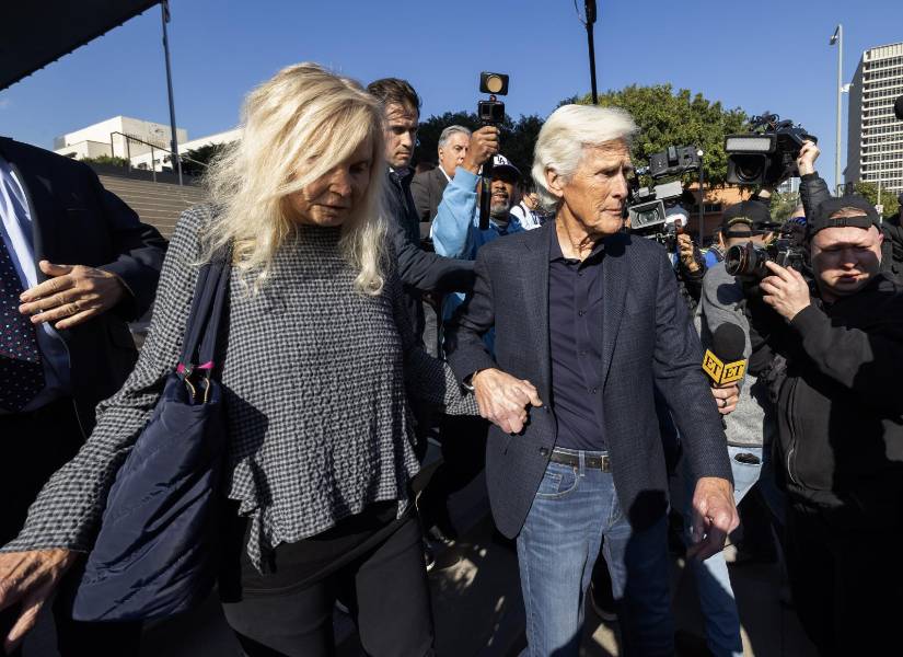 Suzanne Perry (L) y Keith Morrison (C), la madre y el padrastro de Matthew Perry, acudiendo al juzgado.