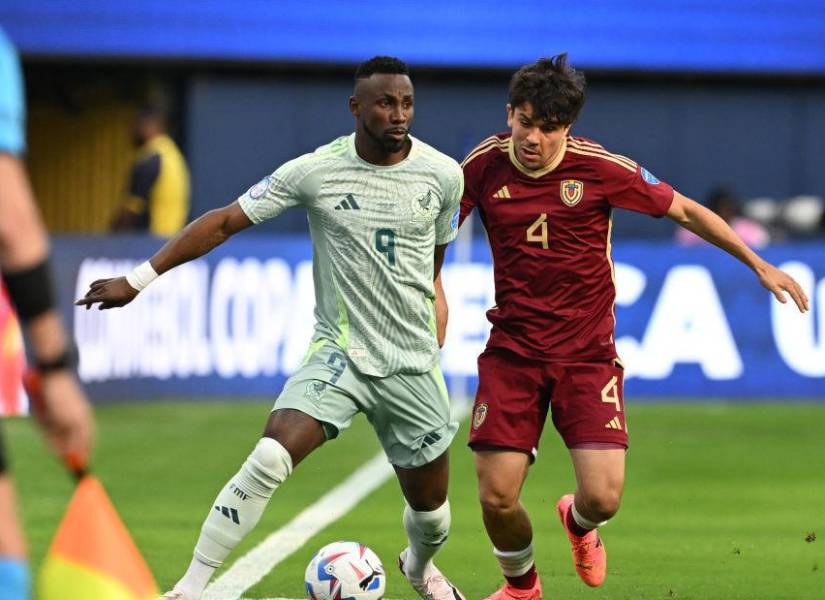 Julián Quiñones en el partido contra Venezuela.