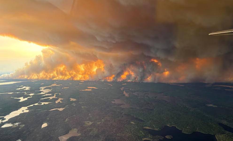 Canadá enfrenta histórica evacuación por incendios forestales