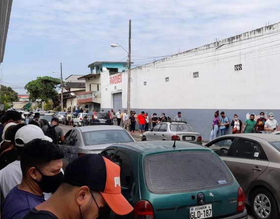 En la ciudadela Martha de Roldós, al norte de Guayaquil, la fila daba la vuelta la cuadra donde se ubica el centro de salud del IESS. Foto: Twitter