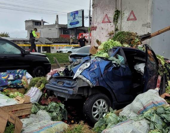 Imagen de un accidente múltiple en Machachi, Pichincha, este viernes 3 de mayo.