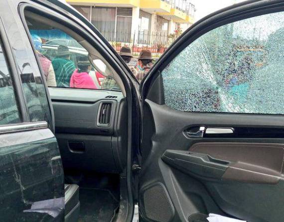 Imagen de la ventana del vehículo que fue impactada por un proyectil.