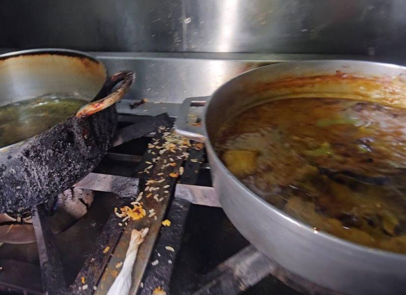 Imagen de una cocina de un restaurante parrillero con plagas, en Guayacanes.