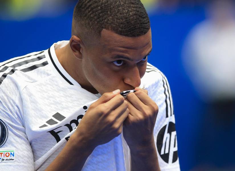 Mbappé besando el escudo del Real Madrid.