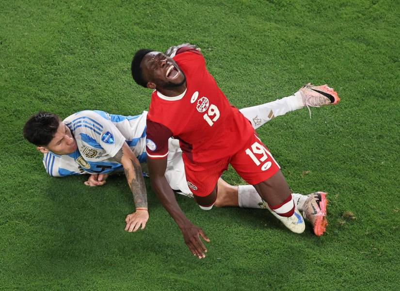 Alphonso Davies tuvo que salir al cambio por una fuerte entrada de Montiel.