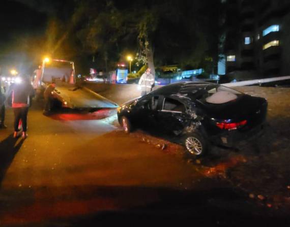 Un automóvil se impactó contra el parterre en las avenidas Mariscal Sucre y Diego Vásquez de Cepeda.