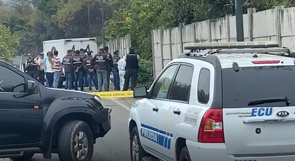 Maniatado y con disparos en la cabeza fue hallado el cuerpo de una mujer, en la vía Perimetral