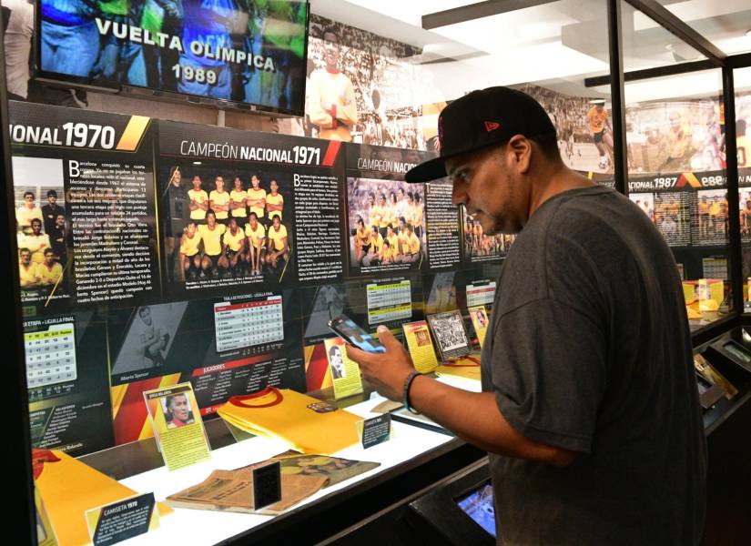 Un ciudadano recorre el Museo de Barcelona, en Puerto Santa Ana.