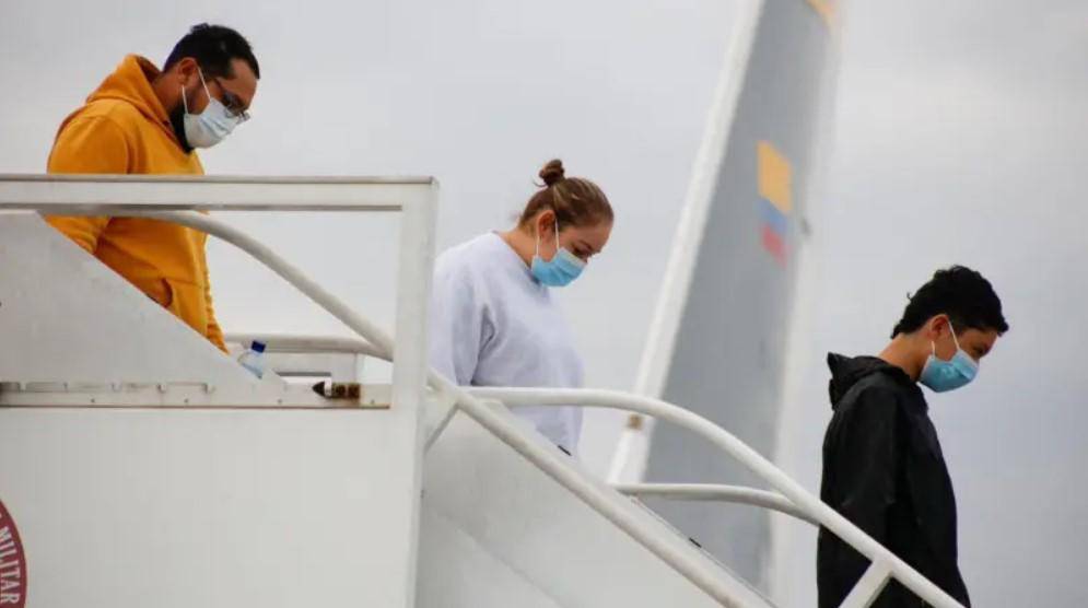 Me sentí utilizado por el gobierno de EE.UU. y por el de Colombia: el relato de uno de los colombianos deportados que iban en los vuelos que ocasionaron la discordia entre Trump y Petro