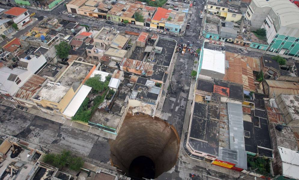 Evacúan a dos familias ante el peligro de un nuevo socavón en Florida