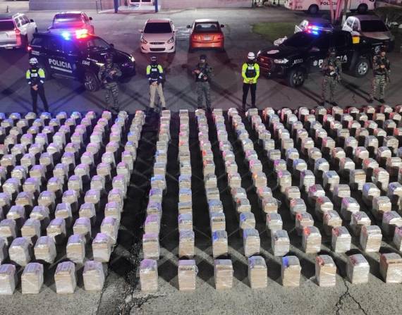Imagen de siete mil paquetes de droga incautados en la provincia de Colón en Panamá, el 31 de mayo.