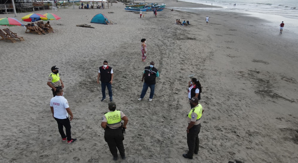 Pese a las restricciones bañistas fueron desalojados de algunas playas