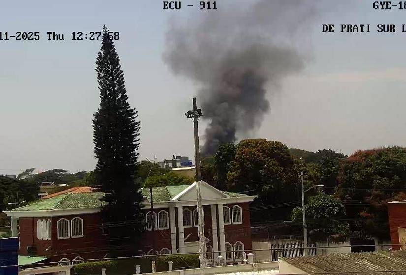 Imagen de una columna de humo vista desde Los Almendros, sur de Guayaquil.