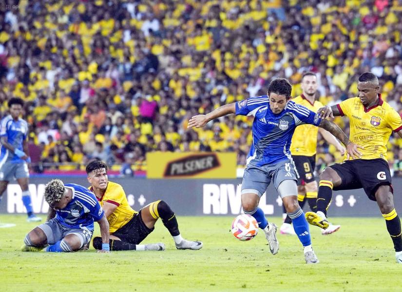 Augusto Aragón expulsó a Marcelo Meli por doble amarilla.