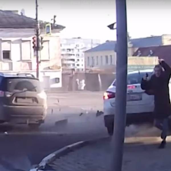 Se salva de ser atropellado tras choque de autos en Rusia