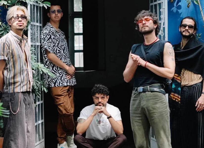 Nasa Histoires está compuesta por Daniel Pinto (voz y composición), Víctor Cely (saxofón), Jair Serrano (guitarra), Daniel Tovar (bajo) y Santiago Jiménez Palomino (batería).