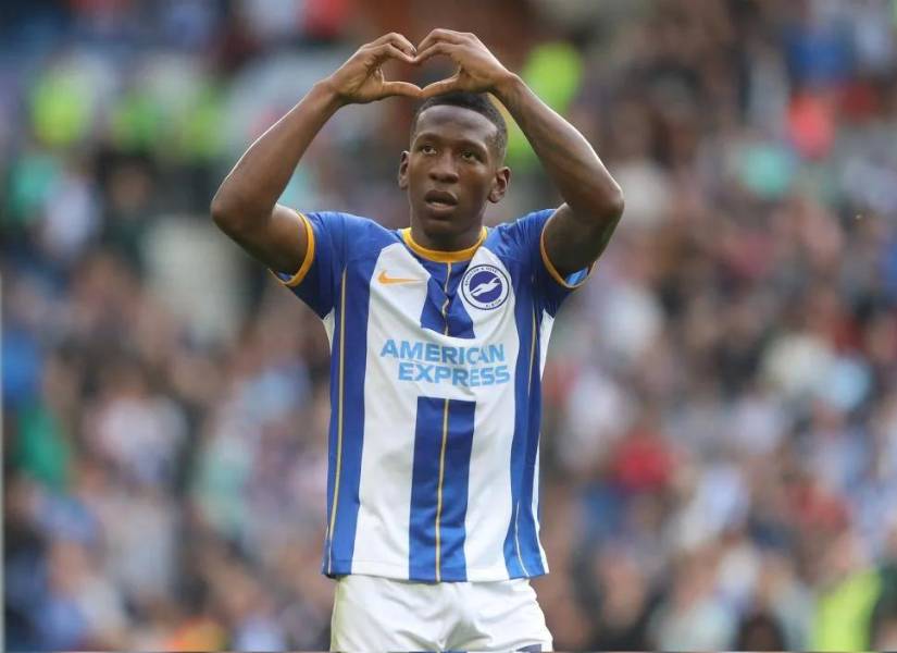 El lateral por izquierda llegó en 2022 y se marcha dejando USD 19 millones en las arcas del equipo inglés.