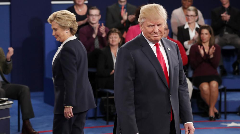 Donald Trump y Hillary Clinton chocan en un debate marcado por los escándalos