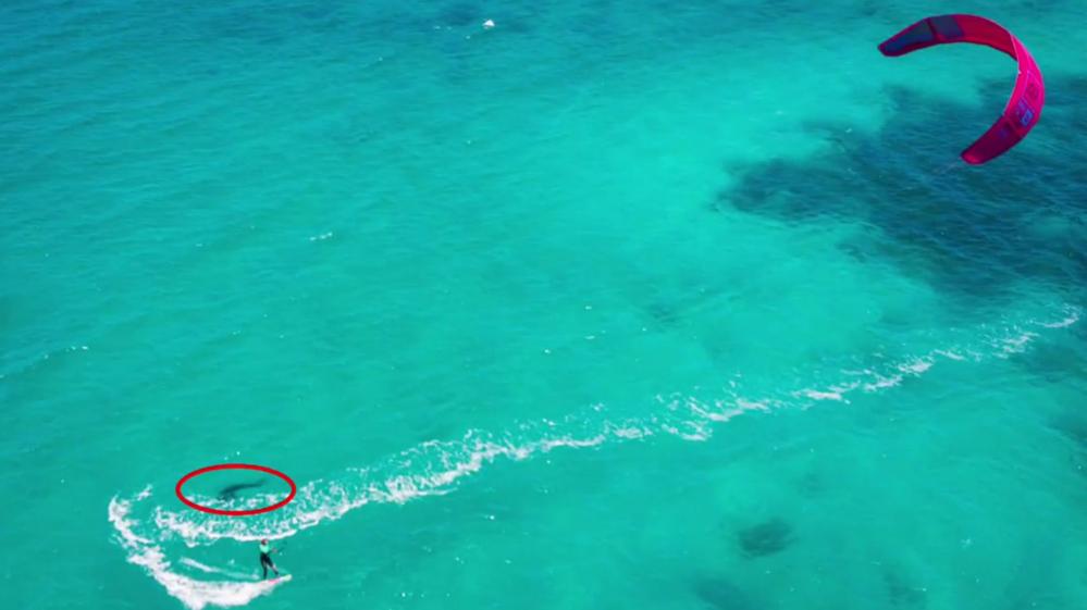 Practicaba kitesurf en y se encontró con una sorpresa que casi la mata