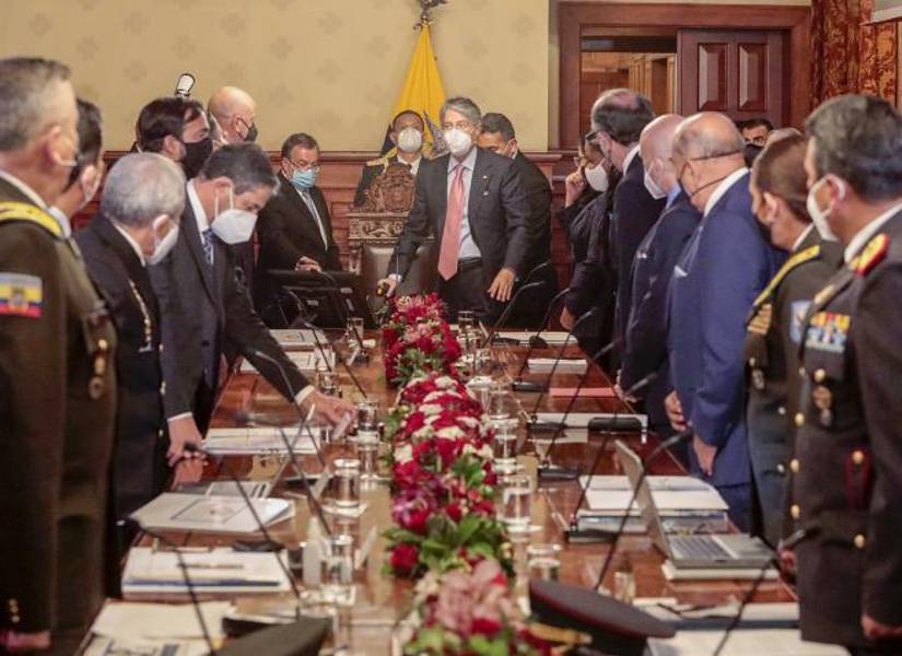 Fotografía del presidente Guillermo Lasso junto a su gabinete el 24 de mayo.