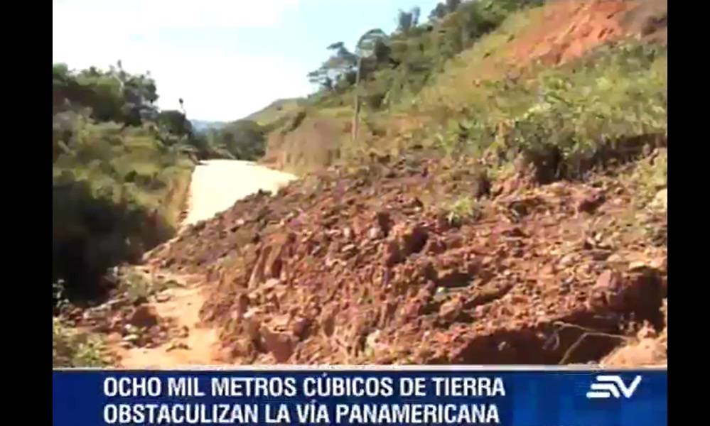 Vía Panamericana que une a Loja con El Oro permanece cerrada tras derrumbe