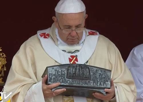 En la clausura del Año de la Fe (2013) el papa Francisco mostró los restos de San Pedro